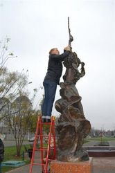 В городах Украины памятники - за евроинтеграцию