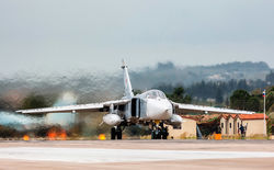 Бомбардировщик Су-24 на взлете