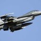 В США истребитель F-16 врезался в легкомоторный самолет