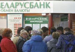 Нацбанк Беларуси не смог вернуть валюту в обменники