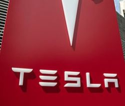 Tesla снова под ударом: ФБР обвиняет в обмане инвесторов