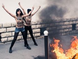 В Париже FEMEN устроили Международный день топлес-джихада