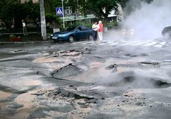 Возле НСК «Олимпийский» авария – прорвало трубу 