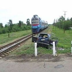 Иномарка столкнулась с поездом в Запорожской области