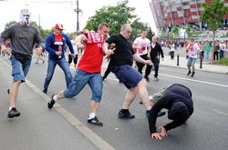 Пьяные английские фанаты напала на итальянских болельщиков