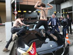 Активистки FEMEN голой грудью атаковали премьера Туниса в Брюсселе