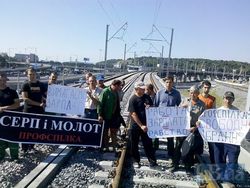 Пикет протестующих перекрыл в Киеве железнодорожный мост