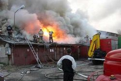 В Москве в гаражах горят автомобили