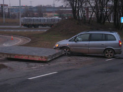 Железобетонная плита повредила автомобиль