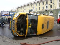 В ДТП в Москве перевернулась маршрутка. Есть пострадавшие