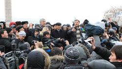 Астрахань: оппозиция не дает полиции задержать участников митинга