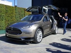 Первые изображения концепт-кроссовера Tesla Model X уже появились