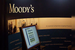 Moody's грозит понизить рейтинги половины банков мира