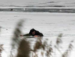 Житель Херсона оказался подо льдом, залюбовавшись пейзажем