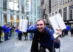 Кому удалось первым купить iPad 2?