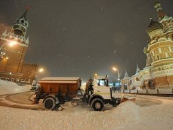 Москву засыпает снегом, но скоро он начнет быстро таять?