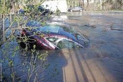 Беременная студентка чудом не утонула со своим авто на киевской парковке