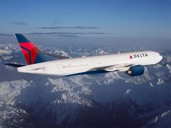 Delta Airlines заставила инвалида ползком по трапу забираться в самолет