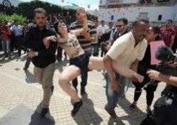 Голых иностранок из Femen едва не растерзали в мусульманском Тунисе