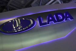 «АвтоВаз» предложил по 100 рублей каждому покупателю Lada