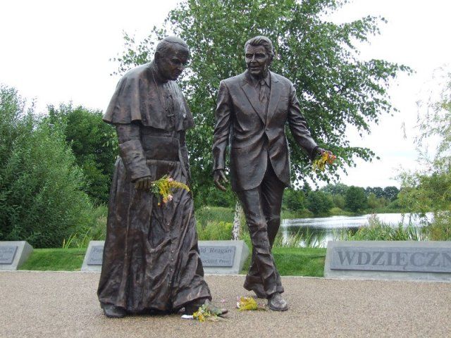 John_Paul_II_Ronald_Reagan_monument_Gdan