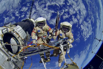 olympic-torch-cosmonauts-iss.jpg