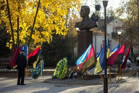 Памятник Евгению Коновальцу